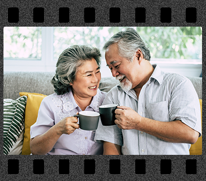 泛黃的家族黑白合照散落在亞麻布上,木框相片訴說著歲月的故事